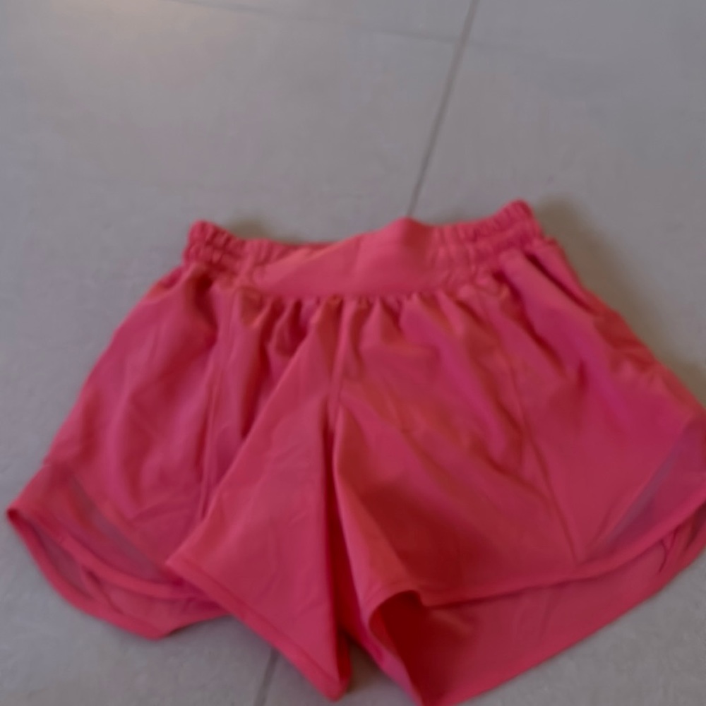 Amazing condition never worn size 0 4 in lululemon hotty hots
